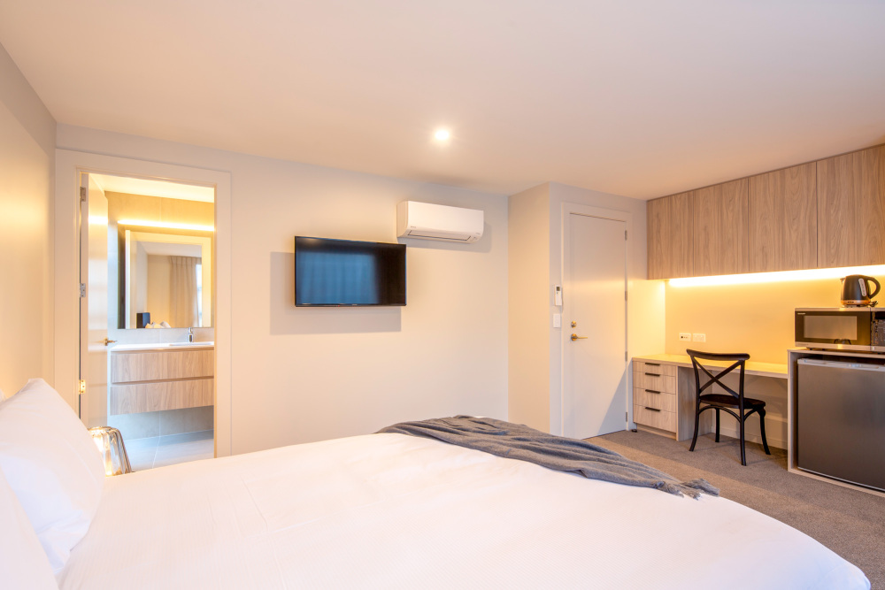 Alpine_View_bedroom-bathroom